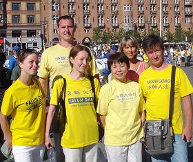 圖1：亞力山大（後排男士）和其他來自俄羅斯的法輪功學員在丹麥議會大廈廣場上