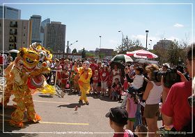 圖1：卡爾加裏國慶日，遊人觀賞法輪功學員表演獅子舞