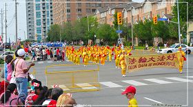 圖4：多倫多腰鼓隊參加大多倫多士嘉堡市國慶遊行