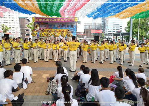 '圖2、台灣法輪大法大專學生研習營的戶外音樂會'