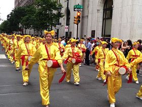 法輪功學員在費城國慶日遊行中表演傳統中國腰鼓舞。