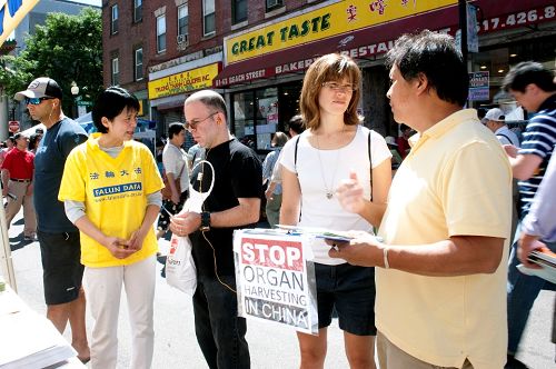波士頓向遊人講清真相、揭露活摘器官的暴行