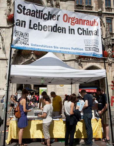 圖：慕尼黑瑪琳廣場上，人們簽名譴責中共活摘器官