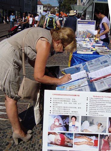 '德國弗萊堡市「制止中共活摘器官」徵簽活動，人們踴躍簽名'