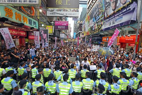 '圖1：成千上萬的香港民眾聚集旺角，怒吼打倒中共，支持法輪功，聲援良心老師'