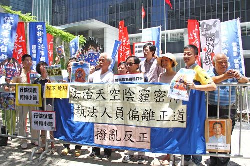 '圖2：保衛香港自由聯盟代表將簽名聯署送至港府總部'