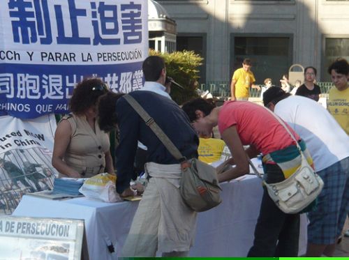 '西班牙奧維多市民簽字譴責中共活摘法輪功學員器官暴行'