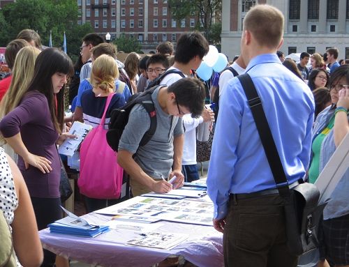 圖1-6：哥倫比亞大學法輪大法俱樂部在學生活動日上設立攤位，向校友和新生介紹法輪大法及其真相。許多學生駐足了解真相，有的並在「停止活摘器官」的徵簽表簽名。