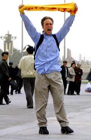 美聯社：美國公民在天安門廣場上進行支持法輪功的示威後被捕