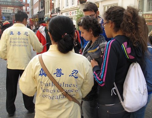 圖2：不受語言障礙，幾位西班牙遊客一個接一個的簽字支持反迫害