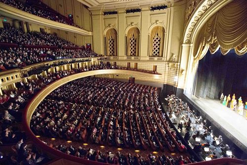 圖0：二零一四年一月十二日，神韻國際藝術團在舊金山歌劇院上演了最後一場演出，繼續爆滿。滿場觀眾以雷鳴般、持久的掌聲向神韻藝術家們致意。