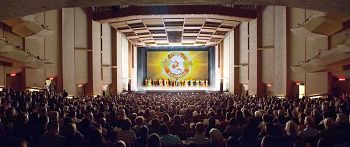 一月十四日晚，神韻國際藝術團在加州首府沙加緬度社區中心劇院的首場演出爆滿的盛況。