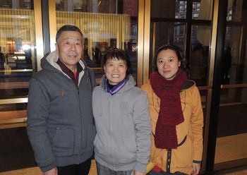 剛從中國大陸來美不到四個月的宋先生一家觀看了一月十九日下午，神韻紐約藝術團在紐約林肯中心大衛寇克劇院的演出。