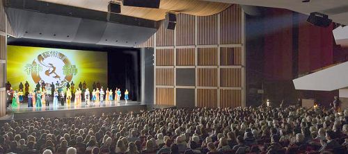 '神韻世界藝術團在漢密爾頓的兩場演出滿場，而高價票備受觀眾追捧。圖為晚場謝幕場景。'