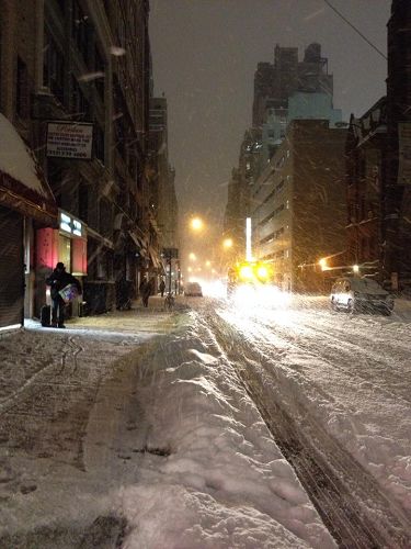 圖一、一月二十一日晚暴風雪中天梯書店所在的曼哈頓街道