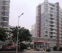 康馨花園大門東側臨街小高層即為16號樓，2單元601室是郭秀紅住所。
