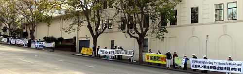 圖：十月十七日，舊金山中領館前的真相長城活動現場