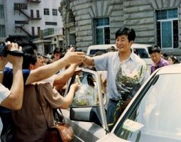 一九九四年七月李洪志先生來大連講法，學員們歡迎師父
