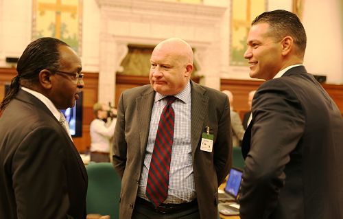加拿大國會議員與聽證會的兩名證人──戴蒙•諾托醫生和葛特曼先生交談