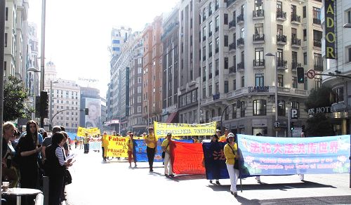 圖1-2：二零一四年十月四日，出現在西班牙首都馬德裏街頭的歐洲法輪功學員盛大遊行隊伍