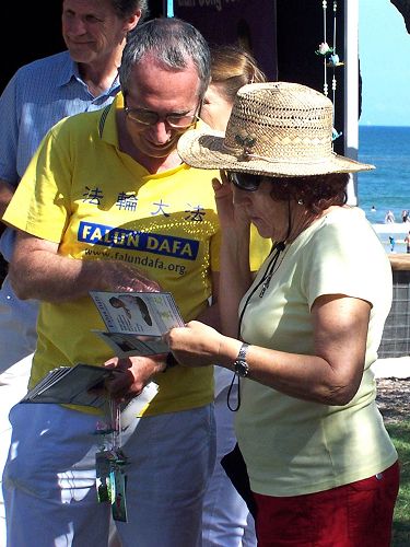 澳洲陽光海岸Festuri多元文化慶典上人們詳細了解法輪功