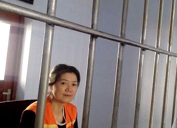 圖四：目前被關押在佳木斯看守所，鐵窗下欲被非法判刑的法輪功修煉者孟繁荔。
