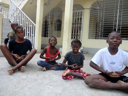 圖7：海地的成人和孩童學煉法輪功