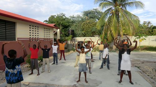 圖11：二零一三年為貧困街區開放的公共學校，學校學生學煉法輪功