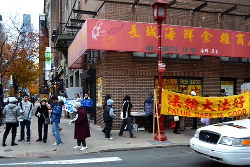 費城部份法輪功學員在中國城舉辦講真相活動，勸華人三退（退中共黨、團、隊）。