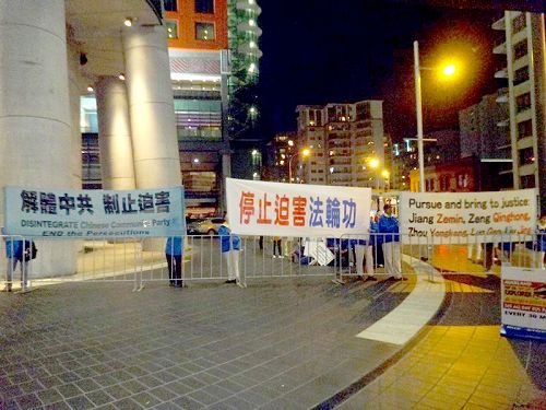 圖1：當地部份法輪功學員在習近平入住的天空城酒店外抗議，要求制止迫害。