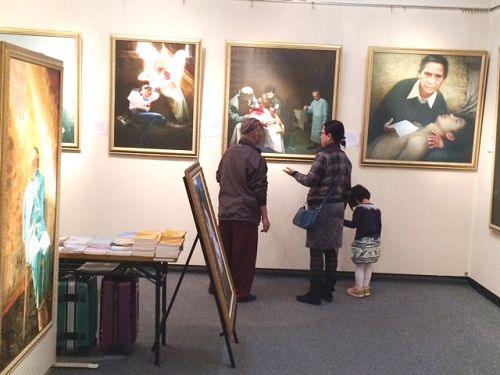 圖1-2：「真善忍國際美術展」在日本千葉縣西北部船橋市勤勞市民中心展示廳展出，二百六十多名日本人前來觀展，了解法輪功真相。