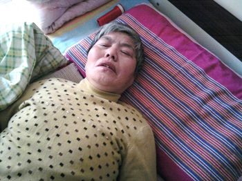 遼寧撫順市法輪功學員杜景琴女士，遭四年，遭殘酷冤獄折磨，身心受到巨大傷害，至今臥床不起。