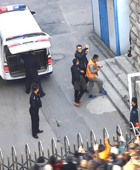 圖1：二零一四年十一月十八日上午近十點，一輛車號為「遼AA408警」的車駛入瀋陽市沈河區法院的後門，被非法關押一年多的瀋陽法輪功學員於溟