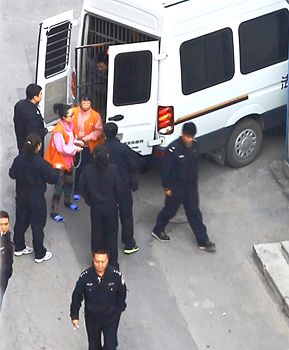圖3：二零一四年十一月十八日上午近十點，一輛車號為「遼AA438警」的車駛入瀋陽市沈河區法院的後門，被非法關押一年多的瀋陽法輪功學員李東