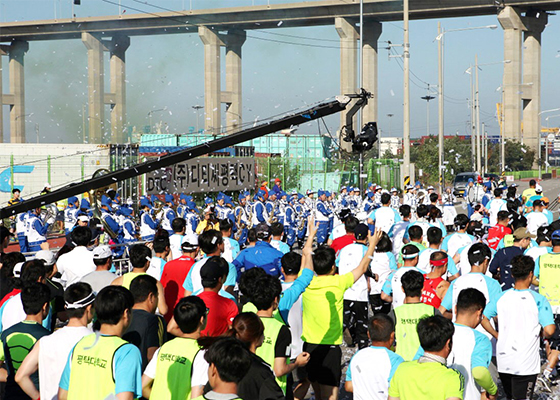 韓國馬拉松大賽 法輪功團體受歡迎