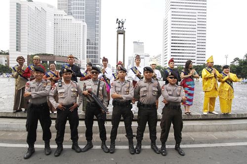 一些警察主動與穿著印尼民族服裝的法輪功學員合照
