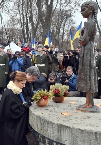 二零一四年十一月二十二日，烏克蘭總統波羅申科偕夫人跪祭在蘇聯共產黨製造的「大飢荒」中所死去的數百萬國人。這是烏克蘭第一次以國家的名義公開反思共產黨製造的悲劇，波羅申科總統表示共產黨現已被扔進「歷史的垃圾堆」