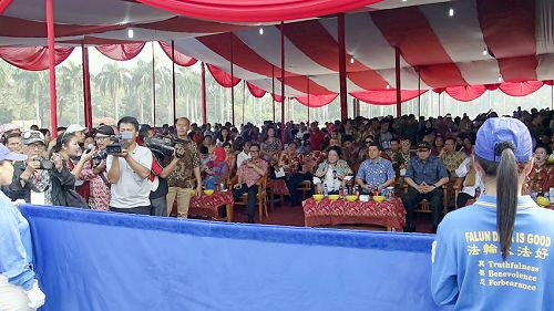 印尼民間文化遊行的嘉賓聆聽法輪功天國樂團演奏樂曲《法輪大法好》
