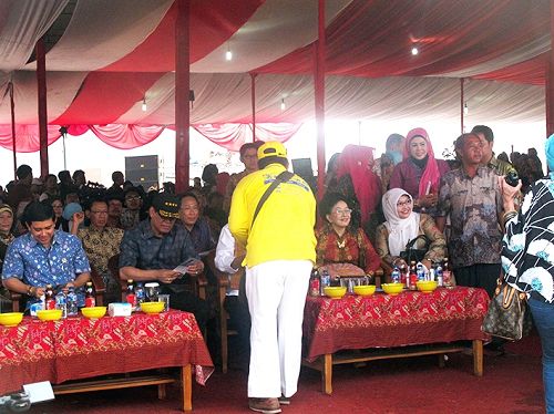 參加印尼民間文化遊行的兩位國務部長（左）閱讀法輪功傳單