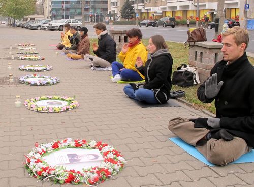 圖1-2：波蘭法輪功學員在華沙中使館門前燭光悼念被中共迫害致死的大法弟子