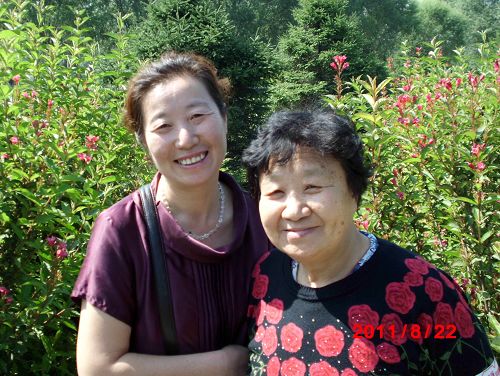 溫哥華居民Alice張的母親唐華峰（左）因不放棄修煉法輪功，被中共非法關押