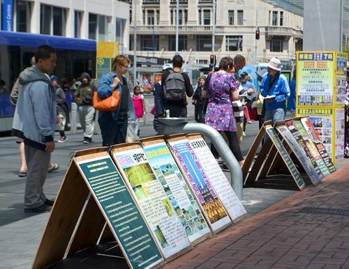 圖4-5：奧克蘭市中心，路人閱讀法輪功真相展板