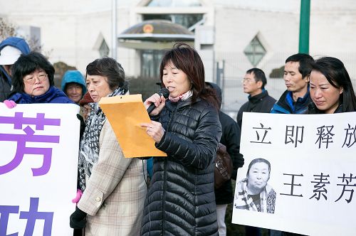 王素玲在新聞發布會上說，她的姐姐王素芳十月十六日早晨六點半在家中被綁架，隨後被關押在大連姚家看守所，至今已有五十六天了，不許家人探視。