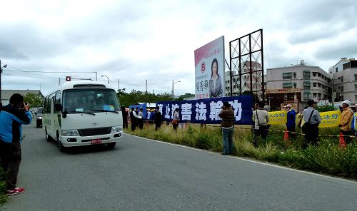圖3：中共海協會長陳德銘十二日率團抵台東，法輪功學員在中興路旁舉橫幅反迫害