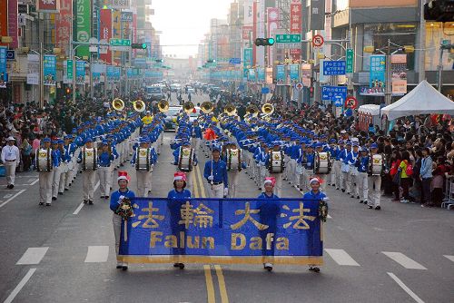 圖1-5：由二百五十位法輪功學員組成的天國樂團參加了國際管樂節踩街演奏，壯觀整齊的隊伍贏得嘉義市民的熱烈歡迎