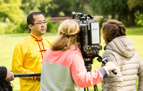 WDR德國西部電台採訪法輪功學員郭居峰並在週末黃金時間播出