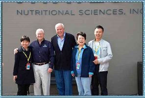 祁堯媛與丈夫在美國洛杉磯參觀唐安工廠