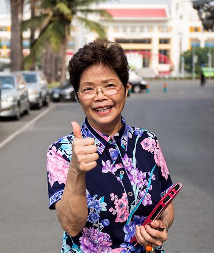 許惠美理事長在香港與法輪功結緣，法輪功學員的修持讓她很感動。