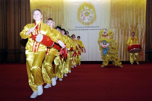 法輪功學員們還帶來了中國傳統的舞獅和腰鼓表演