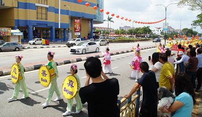 二月十六日，法輪功學員首次來到彭亨州首府──關丹舉行新年遊行，給當地民眾帶來了驚喜。